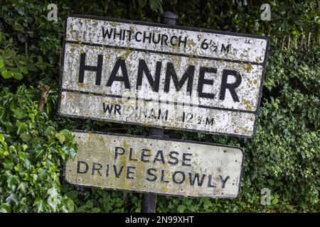 HANMER, CLWYD, GALLES - LUGLIO 10 : cartello stradale Old Village ad Hanmer, Galles il 10 Luglio 2021 Foto Stock