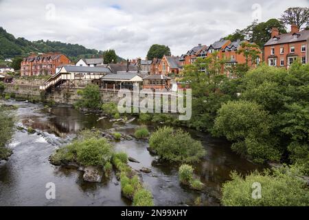 LLANGOLLEN, DENBIGHSHIRE, GALLES - LUGLIO 11 : Vista attraverso il fiume Dee alla vecchia stazione a Llangollen, Galles il 11 Luglio 2021 Foto Stock