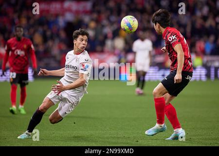 Siviglia, Spagna. 11th Feb, 2023. Oliver Torres (21) del Sevilla FC e Lee Kang-in (19) di Mallorca visto durante la partita di LaLiga Santander tra Sevilla FC e Mallorca all'Estadio Ramon Sanchez Pizjuan di Siviglia. (Photo Credit: Gonzales Photo/Alamy Live News Foto Stock