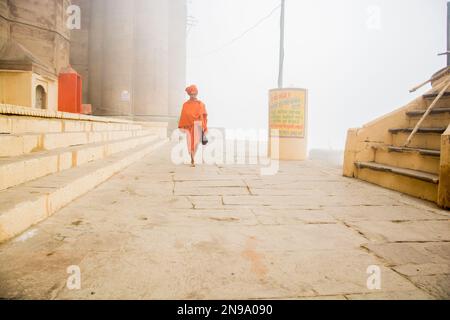 Varanasi, India. 13th Jan, 2023. Varanasi è una di esse e Varanasi è anche conosciuta come la città più antica dell'India. Secondo le fonti puraniche, ci sono cinque ghati chiave sul lungofiume che sono importanti a causa della loro associazione con una caratteristica distintiva della città Santa di Kashi: Assi Ghat, Dashashwamedh Ghat, Manikarnika Ghat, Panchganga Ghat, Rajendra Prasad Ghat, E Adi Keshav Ghat. (Foto di Sudip Chanda/Pacific Press) Credit: Pacific Press Media Production Corp./Alamy Live News Foto Stock