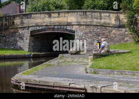 TREVOR, WREXHAM, GALLES - LUGLIO 15 : Vista del bacino di Trevor a Trevor, Wrexham, Galles, Regno Unito il 15 Luglio 2021. Un uomo non identificato Foto Stock