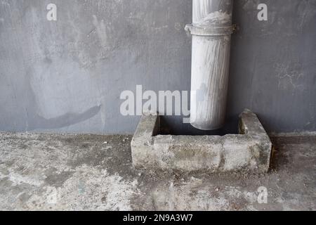 tubo di scarico per scaricare l'acqua piovana dal tetto Foto Stock