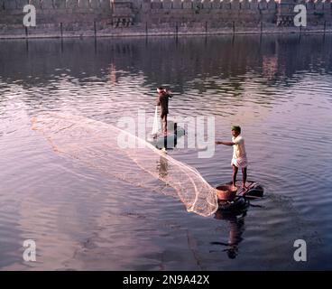 Pesca nel fossato di Vellore Fort, Tamil Nadu, India, Asia Foto Stock