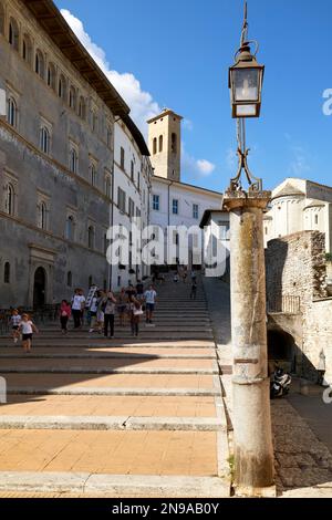 Spoleto Umbria Italia. Piazza del Duomo e Chiesa di Sant'Eufemia Foto Stock