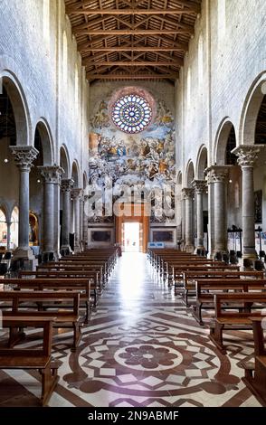 Todi Umbria Italia. Concattedrale della Santissima Annunziata. Cattedrale. Affreschi Foto Stock