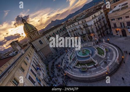 Piazza Pretoria e fontana vista dall'alto al crepuscolo, Palermo Foto Stock