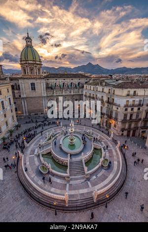 Piazza Pretoria e fontana vista dall'alto al crepuscolo, Palermo Foto Stock