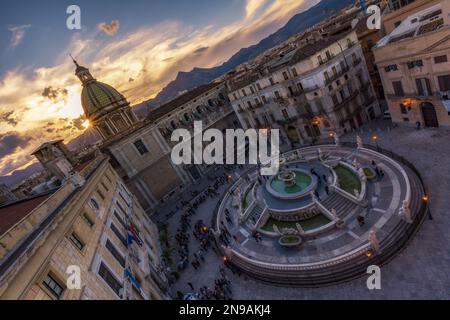 Piazza Pretoria e fontana vista dall'alto al crepuscolo, Palermo Foto Stock