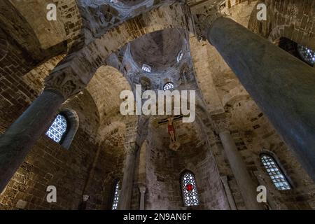 L'interno della chiesa arabo-normanna di San Cataldo Foto Stock