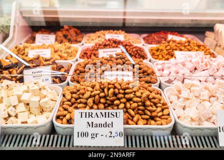 Mostra di un negozio di caramelle con mandorle candite a Naschmarkt, mercato di Street food a Vienna, Austria Foto Stock