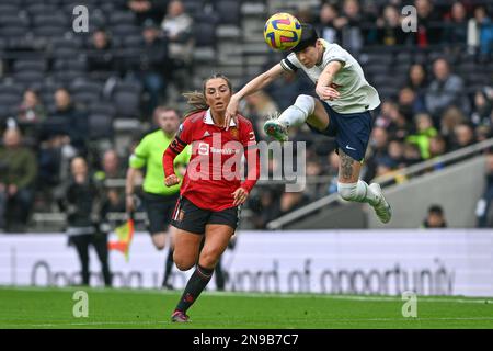 Londra, Regno Unito. 12th Feb, 2023. Katie Zelem (10) di Manchester nella foto ha difeso Ashleigh Neville (29) di Tottenham durante una partita di calcio femminile tra Tottenham Hotspur Women e Manchester United Women in una partita riprogrammata del primo matchday della stagione 2022 - 2023 di Barclays Women’s Super League , Domenica 12 febbraio 2023 a Londra , INGHILTERRA . PHOTO SPORTPIX | David Catry Credit: David Catry/Alamy Live News Foto Stock