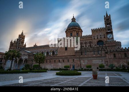 Il sole tramonta dietro la Cattedrale di Palermo, in Sicilia Foto Stock