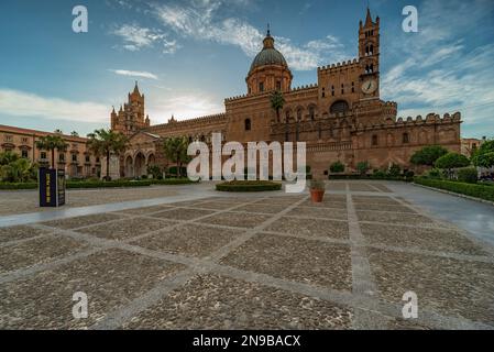 Il sole tramonta dietro la Cattedrale di Palermo, in Sicilia Foto Stock