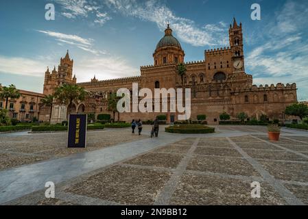 Il sole tramonta dietro la Cattedrale di Palermo, in Sicilia Foto Stock