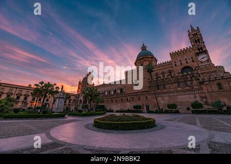Cielo striato al crepuscolo sopra la Cattedrale di Palermo, in Sicilia Foto Stock