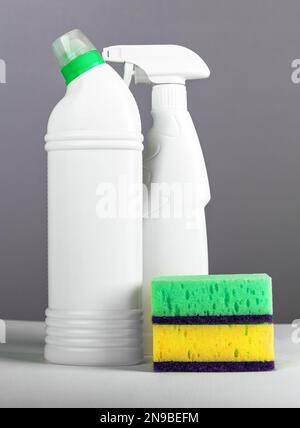 Detergenti chimici per la pulizia in bottiglie di plastica vuote e spugne per la pulizia della casa. Foto Stock