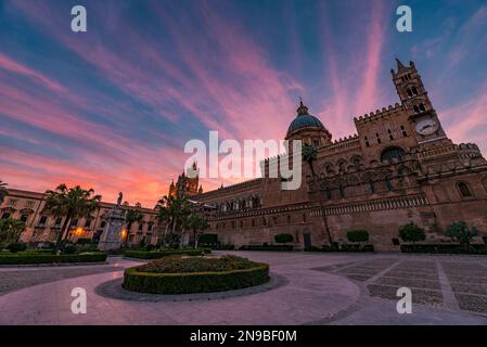 Cielo striato al crepuscolo sopra la Cattedrale di Palermo, in Sicilia Foto Stock