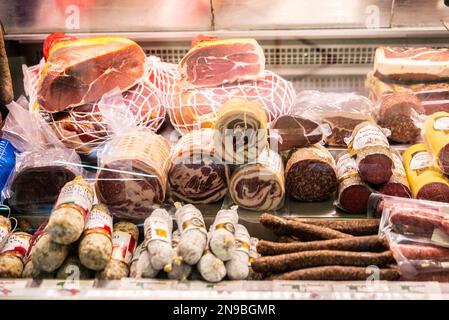 Vienna, Austria - 14 ottobre 2022: Negozio di salsiccia a Naschmarkt, mercato alimentare di strada a Vienna, Austria Foto Stock