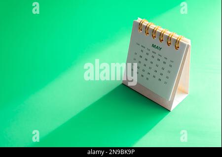 2023 maggio scrivania calendario per l'organizzatore di pianificare e promemoria isolato su sfondo verde chiaro con spazio copia, stile minimal. Piccolo calendario da tavolo Foto Stock