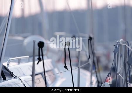 Corde nautiche su un ponte. Verricello e corde nautiche su una barca a vela. Dettagli dell'attrezzatura a vela sulla barca. messa a fuoco selettiva Foto Stock