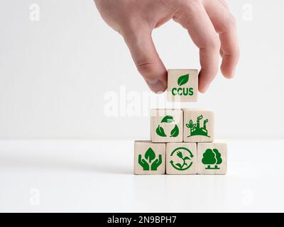 L'acronimo CCU cattura, utilizzo e stoccaggio di carbonio su cubi di legno. Tecnologia di acquisizione e memorizzazione CO2. Target zero netto per limitare la warmin globale Foto Stock
