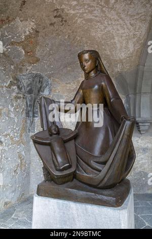 Vaduz, Liechtenstein - 18 novembre 2022: Statua di bronzo di Maria con il neonato Gesù - presepe - di fronte alla Cattedrale di San Florin Foto Stock