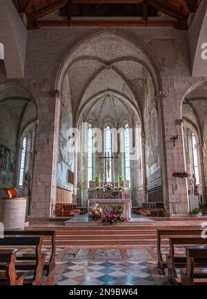 Venzone, Italia - 29 Dicembre 2022:l'interno della cattedrale di Sant'Andrea a Venzone, Friuli Foto Stock