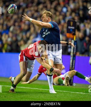 11th febbraio 2023: Guinness sei nazioni 2023. ScotlandÕs Duhan van der Merwe viene affrontato dal Galles Alex Cuthbert durante la partita Scozia/Galles, Guinness Six Nations al BT Murrayfield, Edimburgo. Credit: Ian Rutherford Alamy Live News Foto Stock