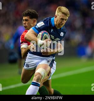 11th febbraio 2023: Guinness sei nazioni 2023. ScotlandÕs Kyle Steyn è combattuta dal Galles Rio Dyer durante la partita Scotland contro Galles, Guinness Six Nations al BT Murrayfield, Edimburgo. Credit: Ian Rutherford Alamy Live News Foto Stock