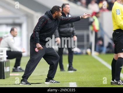 Duesseldorf, Germania. 12th Feb, 2023. Calcio: 2nd Bundesliga, Fortuna Düsseldorf - SV Sandhausen, giorno 20, alla Merkur Spiel-Arena. L'allenatore Düsseldorf Daniel Thioune gesti. Credit: Roland Weihrauch/dpa - NOTA IMPORTANTE: In conformità ai requisiti della DFL Deutsche Fußball Liga e del DFB Deutscher Fußball-Bund, è vietato utilizzare o utilizzare fotografie scattate nello stadio e/o della partita sotto forma di sequenze di immagini e/o serie di foto simili a video./dpa/Alamy Live News Foto Stock