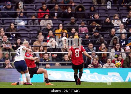 Il Bethany England di Tottenham Hotspur segna il primo goal della partita durante la partita della Super League femminile di Barclays al Tottenham Hotspur Stadium, Londra. Data immagine: Domenica 12 febbraio 2023. Foto Stock