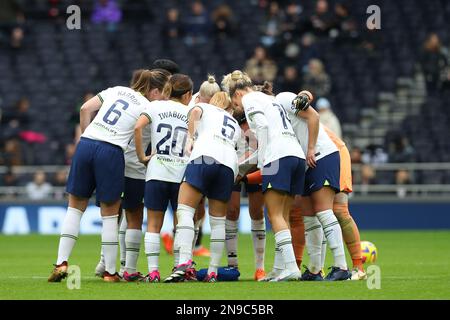 Tottenham Hotspur Stadium, Londra, Regno Unito. 12th Feb, 2023. Womens Super League, Tottenham Hotspur contro Manchester United; Tottenham Hotspur giocatori squadra huddle prima dell'inizio del secondo tempo Credit: Action Plus Sports/Alamy Live News Foto Stock