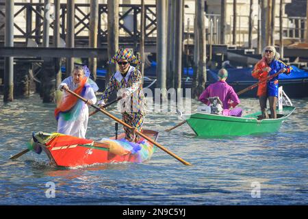 Venezia, Italia. 12th Feb, 2023. Sul Canal Grande, i vogatori veneziani in costume di prima mattina si fanno strada lungo il canale. I partecipanti al carnevale in costume e i festaioli si mescolano con i turisti, i visitatori e la gente del posto mentre il carnevale è in pieno svolgimento nelle strade e nelle piazze di Venezia. Credit: Imageplotter/Alamy Live News Foto Stock