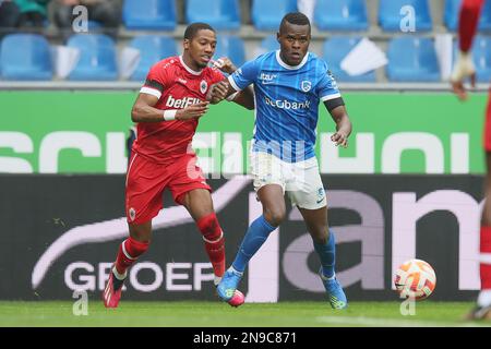 Michel Ange Balikwisha di Anversa e Ally Samatta di Genk combattono per la palla durante una partita di calcio tra il KRC Genk e il RAFC Royal Antwerp FC, domenica 12 febbraio 2023 a Genk, il 25° giorno della prima divisione del campionato belga della 'Jupiler Pro League' del 2022-2023. FOTO DI BELGA BRUNO FAHY Credit: Agenzia Notizie di Belga/Alamy Live News Foto Stock