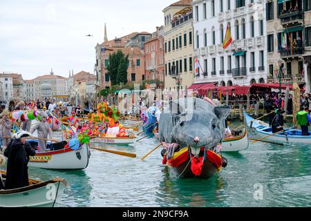 I veneziani partecipano alla sfilata di masquerade sul Canal Grande durante il carnevale di Venezia, a Venezia, 5 febbraio 2023. Foto Stock