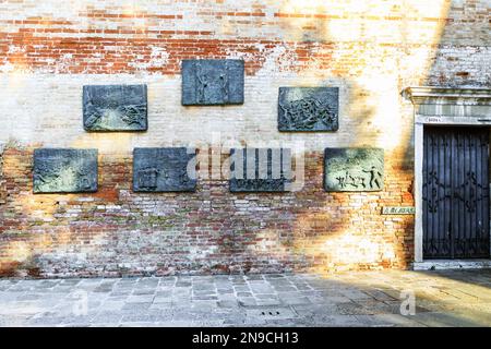 VENEZIA, ITALIA - 9 SETTEMBRE 2018: Questo è un memoriale per le vittime dell'Olocausto nel quartiere dell'ex ghetto ebraico veneziano. Foto Stock