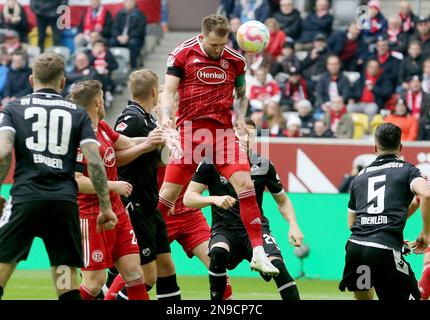 Duesseldorf, Germania. 12th Feb, 2023. Calcio: 2nd Bundesliga, Fortuna Düsseldorf - SV Sandhausen, giorno 20, a Merkur Spiel-Arena. Andre Hoffmann (M) di Düsseldorf ottiene un header libero. Credit: Roland Weihrauch/dpa - NOTA IMPORTANTE: In conformità ai requisiti della DFL Deutsche Fußball Liga e del DFB Deutscher Fußball-Bund, è vietato utilizzare o utilizzare fotografie scattate nello stadio e/o della partita sotto forma di sequenze di immagini e/o serie di foto simili a video./dpa/Alamy Live News Foto Stock