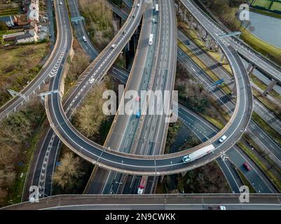 Veduta aerea dei veicoli che guidano sullo Spaghetti Junction di Birmingham Foto Stock