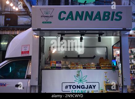 Un camion mobile al mercato di strada di Patpong, distretto di Silom, Thailandia, Bangkok, Asia, pubblicizza la cannabis per la vendita. Nel 2022 la Thailandia ha delistato la cannabis come un narcotico; molti negozi sono sortiti per venderla. Nel gennaio 2023, il Ministero della Sanità pubblica ha pubblicato una guida: “10 cose che i turisti devono sapere sulla cannabis in Thailandia”. La Thailandia spera, con questa iniziativa, di promuovere l'uso medico della marijuana e creare opportunità economiche per la popolazione locale. Foto Stock