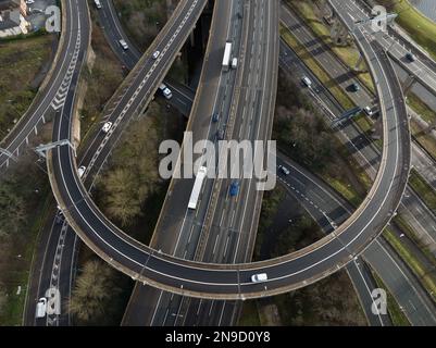 Veduta aerea dei veicoli che guidano sullo Spaghetti Junction di Birmingham Foto Stock