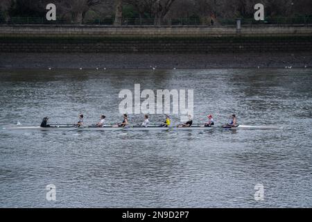 Londra, Regno Unito. 12 febbraio 2023. Gli equipaggi di canottaggio praticano sul Tamigi vicino a Putney questa mattina in una giornata fredda e sconvolta, in quanto le condizioni del vino sono impostate per tornare entro la fine di febbraio con temperature che dovrebbero scendere a -11celsius a causa di un raro fenomeno Credit: amer Ghazzal/Alamy Live News Foto Stock