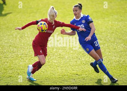 Missy Bo Kearns di Liverpool (a sinistra) e Ashleigh Plumptre di Leicester City combattono per la palla durante la partita della Super League delle donne Barclays al Prenton Park, Birkenhead. Data immagine: Domenica 12 febbraio 2023. Foto Stock