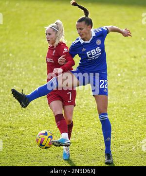 Missy Bo Kearns di Liverpool (a sinistra) e Ashleigh Plumptre di Leicester City combattono per la palla durante la partita della Super League delle donne Barclays al Prenton Park, Birkenhead. Data immagine: Domenica 12 febbraio 2023. Foto Stock