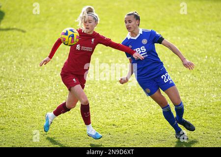 Missy Bo Kearns di Liverpool (a sinistra) e Ashleigh Plumptre di Leicester City combattono per la palla durante la partita della Super League delle donne Barclays al Prenton Park, Birkenhead. Data immagine: Domenica 12 febbraio 2023. Foto Stock