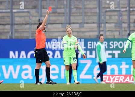 Eat, Deutschland. 12th Feb, 2023. firo : 02/12/2023 calcio, 1st campionato, 1st campionato federale, stagione 2022/2023, Flyer allerta campionato federale di donne SG Essen-Schonebeck - VfL Wolfsburg carta gialla per Svenja Huth da arbitro Naemi Breier (Germania) Credit: dpa/Alamy Live News Foto Stock