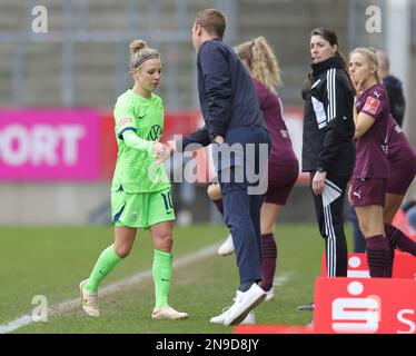 Eat, Deutschland. 12th Feb, 2023. firo : 02/12/2023 calcio, 1st campionato, 1st campionato federale, stagione 2022/2023, Flyer ALERT Women's Federal League SG Essen-Schonebeck - VfL Wolfsburg carta gialla per Svenja Huth by refereein Naemi Breier (Germania) partenza allenatore: Tommy Stroot Credit: dpa/Alamy Live News Foto Stock