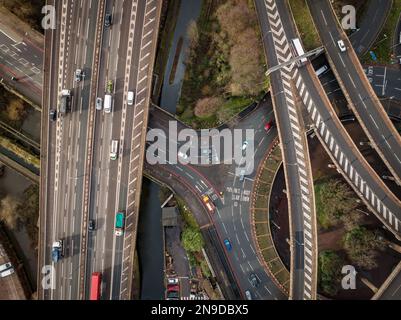 Veduta aerea dei veicoli che guidano sullo Spaghetti Junction di Birmingham Foto Stock