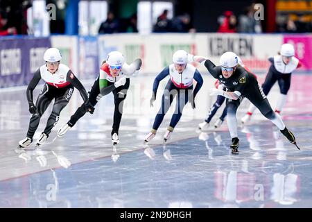 TOMASZOW MAZOWIECKI, POLONIA - 12 FEBBRAIO: Claudia Pechstein di Germania in gara per la Semifinale del Gruppo B femminile durante la Coppa del mondo di skating veloce ISU 5 il 12 febbraio 2023 a Tomaszow Mazowiecki, Polonia (Foto di Andre Weening/Orange Pictures) Foto Stock