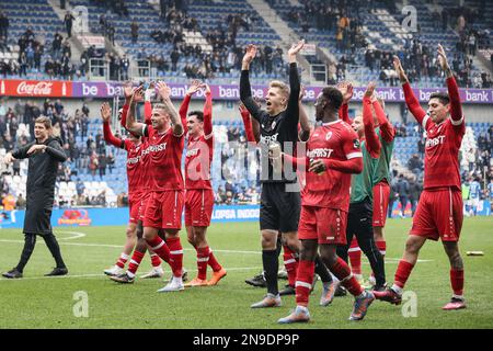 I giocatori di Anversa festeggiano dopo aver vinto una partita di calcio tra KRC Genk e RAFC Royal Antwerp FC, domenica 12 febbraio 2023 a Genk, il 25° giorno della prima divisione del campionato belga della 'Jupiler Pro League' 2022-2023. FOTO DI BELGA BRUNO FAHY Credit: Agenzia Notizie di Belga/Alamy Live News Foto Stock