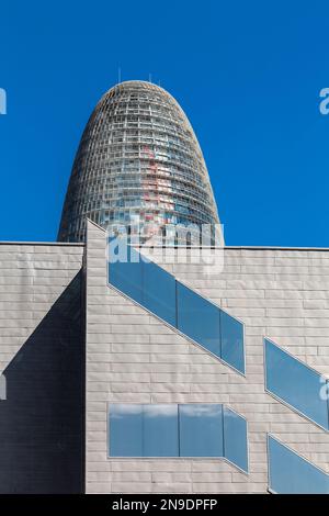 Esterno del Museu del Disseny (Museo del Design) e del grattacielo Torre Glòries, Barcellona, Spagna Foto Stock